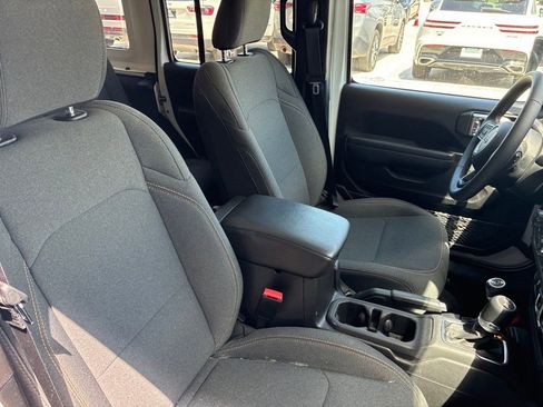 Used 2025 Jeep Wrangler Unlimited Rubicon AWD/4WD image 21