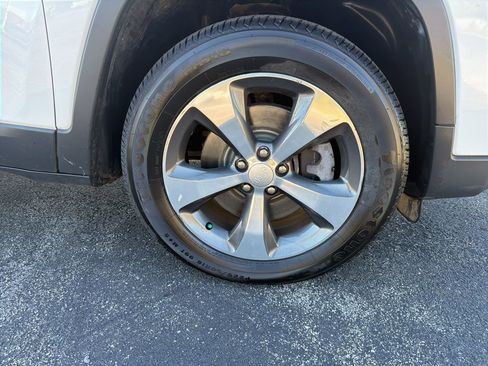 Used 2019 Jeep Cherokee Limited image 31