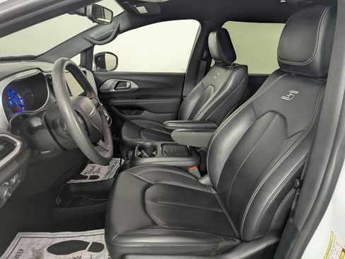 Used 2024 Chrysler Pacifica Limited FWD image 10