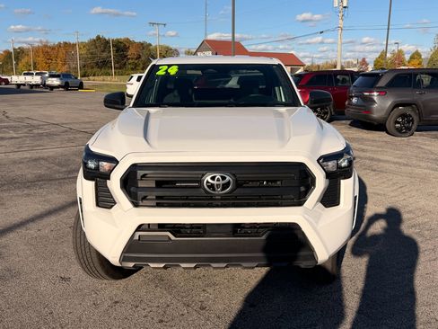 Used 2024 Toyota Tacoma SR image 3