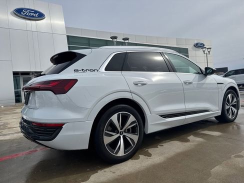 Used 2024 Audi Q8 e-tron Premium image 5