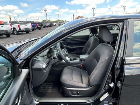 Used 2025 Nissan Altima 2.5 SV FWD image 11