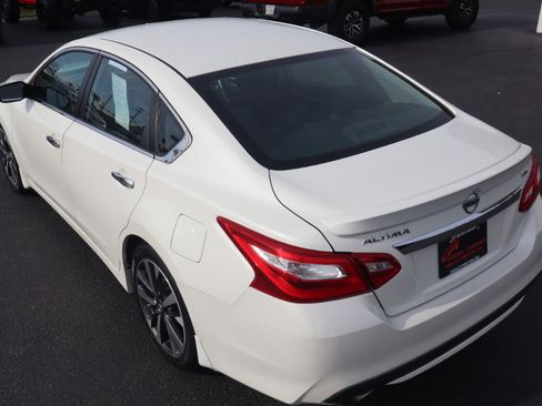 Used 2016 Nissan Altima 2.5 SR w/ LED Appearance Package image 14