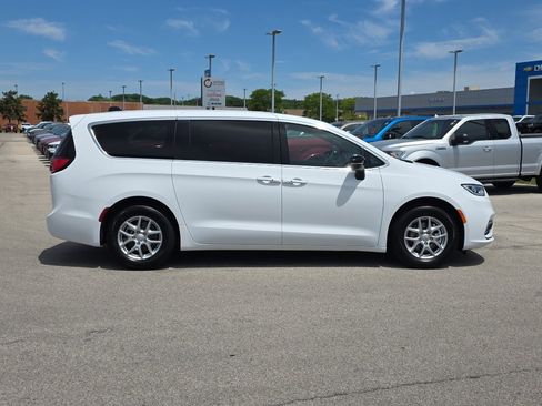 New 2026 Chrysler Pacifica Select FWD image 8