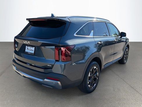Used 2024 Kia Sorento S image 4