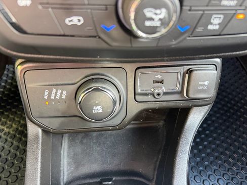 Used 2023 Jeep Renegade Latitude AWD/4WD image 36