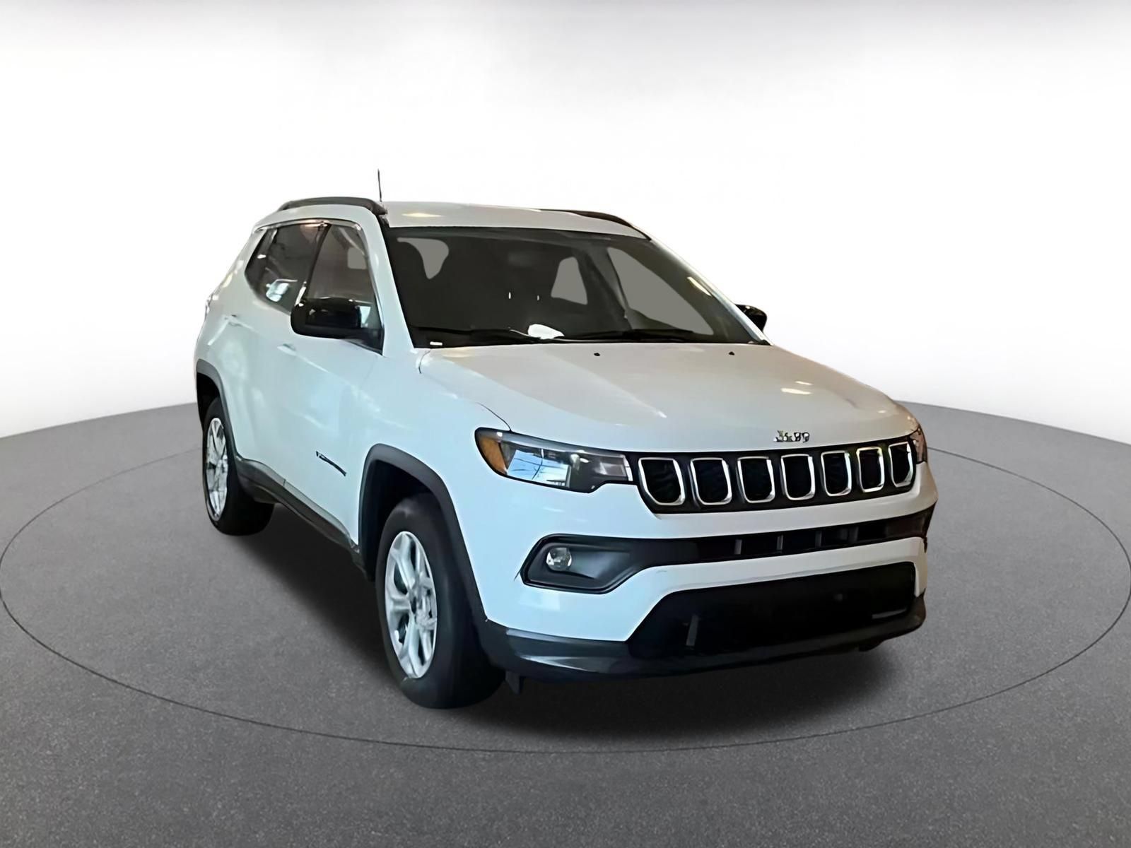 Used 2025 Jeep Compass Latitude AWD/4WD image 3