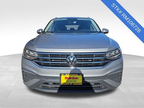 Used 2024 Volkswagen Tiguan SE image 2