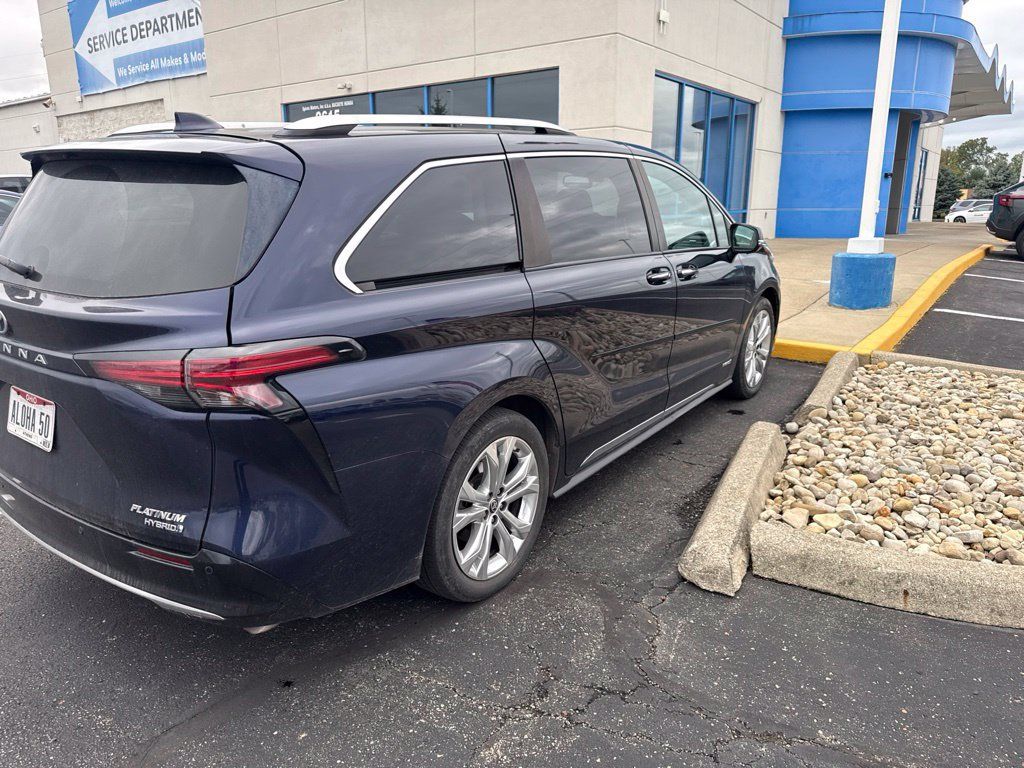 Used 2021 Toyota Sienna Platinum FWD image 7