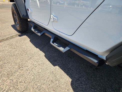 Used 2021 Jeep Gladiator Rubicon AWD/4WD image 9