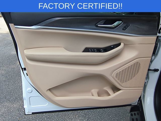 Certified 2025 Jeep Grand Cherokee Limited AWD/4WD image 12