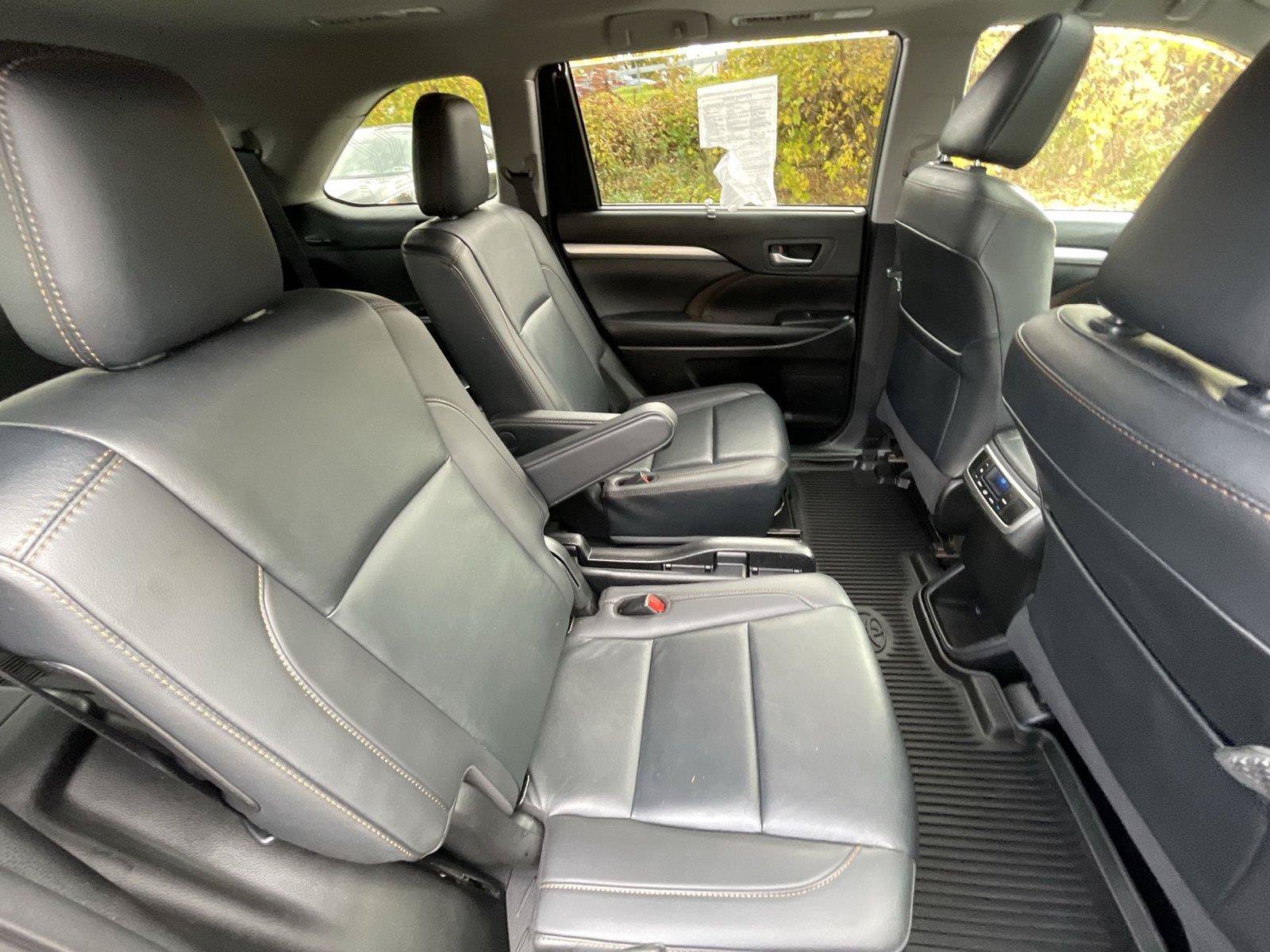 Used 2019 Toyota Highlander XLE AWD/4WD image 23