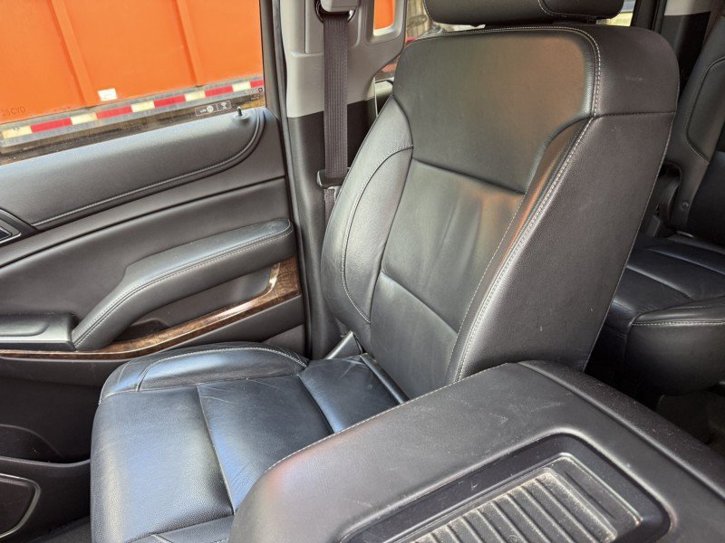 Used 2017 Chevrolet Suburban LT RWD image 4