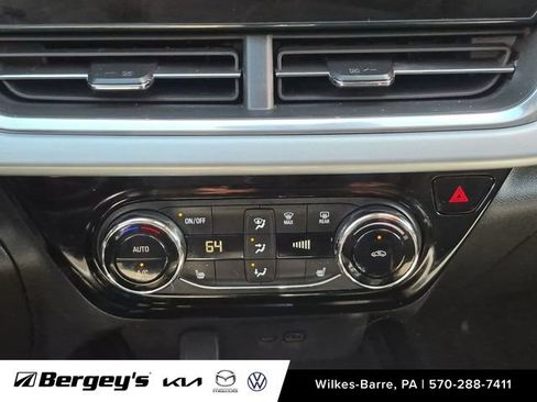 Used 2024 Chevrolet Trax LT w/ LT Convenience Package FWD image 19