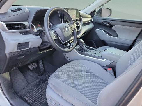 Used 2021 Toyota Highlander L FWD image 16