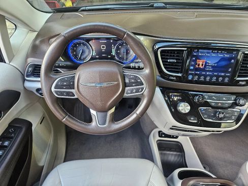 Used 2017 Chrysler Pacifica Touring-L Plus w/ Advanced Safetytec Group FWD image 13