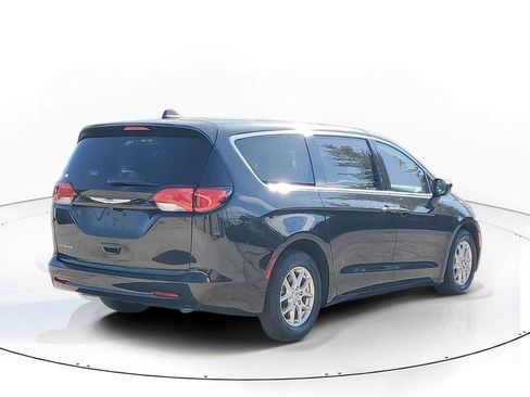 Used 2023 Chrysler Voyager LX FWD image 4