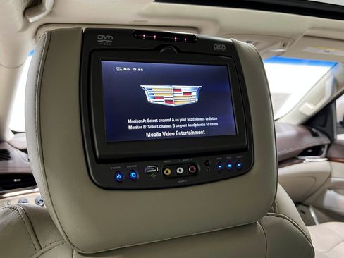 Used 2017 Cadillac Escalade Luxury AWD/4WD image 28