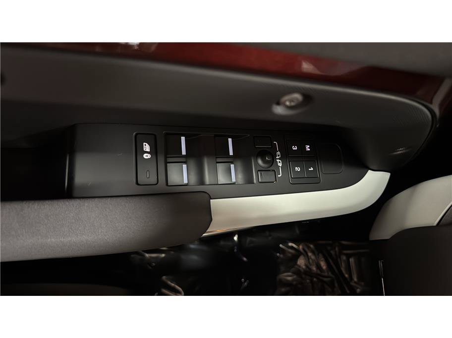 Used 2023 Land Rover Defender 130 SE AWD/4WD image 38