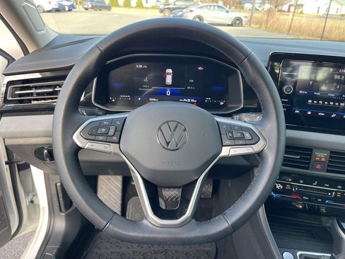 Used 2025 Volkswagen Jetta SE image 19