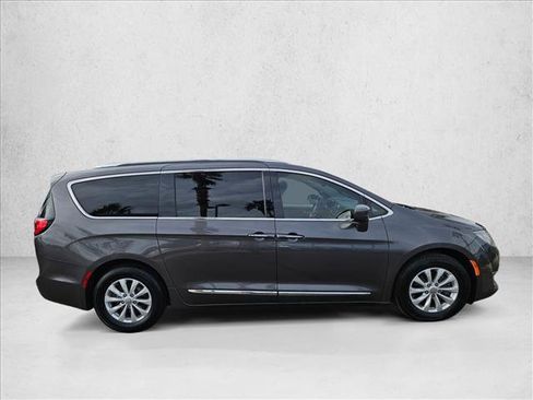Used 2018 Chrysler Pacifica Touring-L image 4