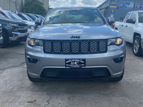 Used 2018 Jeep Grand Cherokee Altitude RWD image 2