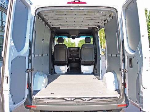 Used 2025 Mercedes-Benz Sprinter 2500 image 5
