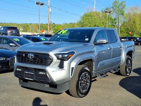 Used 2024 Toyota Tacoma TRD Sport w/ TRD Sport Premium Package AWD/4WD image 3