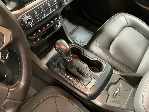 Used 2022 Chevrolet Colorado Z71 AWD/4WD image 16