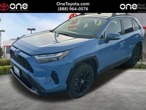 Used 2025 Toyota RAV4 SE image 1