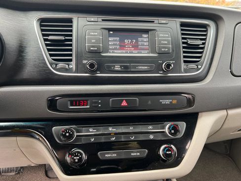 Used 2016 Kia Sedona LX w/ LX Convenience Package FWD image 21