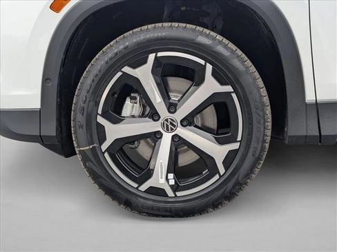 New 2025 Volkswagen Tiguan SE image 10