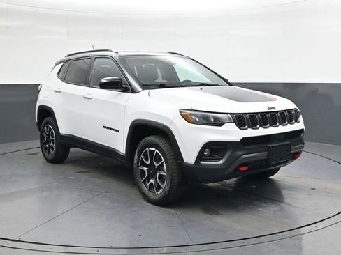 Used 2024 Jeep Compass Trailhawk image 2