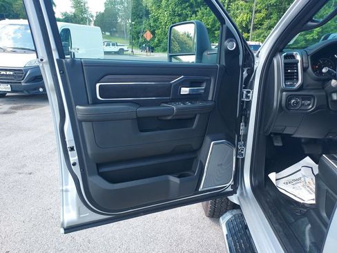 New 2026 RAM 4500 4x4 Crew Cab DRW w/ Laramie Trim Package image 10
