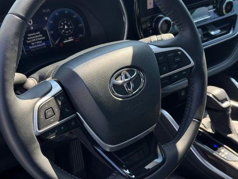 Used 2024 Toyota Highlander Platinum FWD image 17