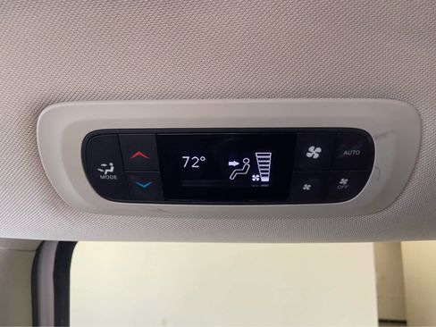 Used 2024 Chrysler Pacifica Touring-L image 18