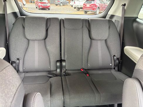 Used 2022 Kia Carnival LX FWD image 13