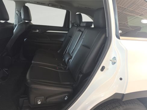 Used 2017 Toyota Highlander XLE AWD/4WD image 25