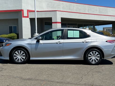 Used 2020 Toyota Camry LE FWD image 9