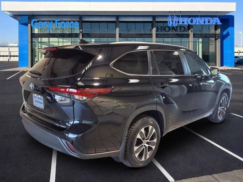 Used 2024 Toyota Highlander XLE AWD/4WD image 2