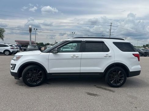 Used 2017 Ford Explorer XLT w/ Equipment Group 202A FWD image 28