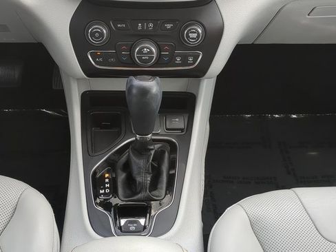 Used 2019 Jeep Cherokee Limited FWD image 15