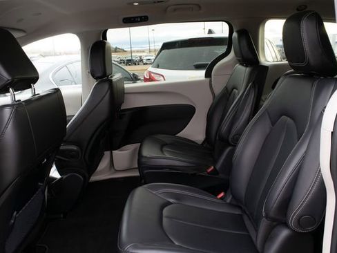 Used 2023 Chrysler Pacifica Touring-L image 19