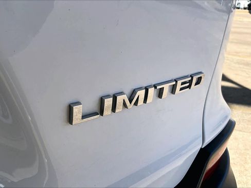 Used 2019 Jeep Cherokee Limited image 10