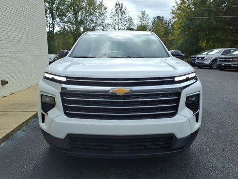 Used 2025 Chevrolet Traverse LT image 2