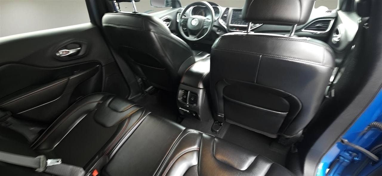 Used 2020 Jeep Cherokee Trailhawk w/ Comfort/Convenience Group AWD/4WD image 29