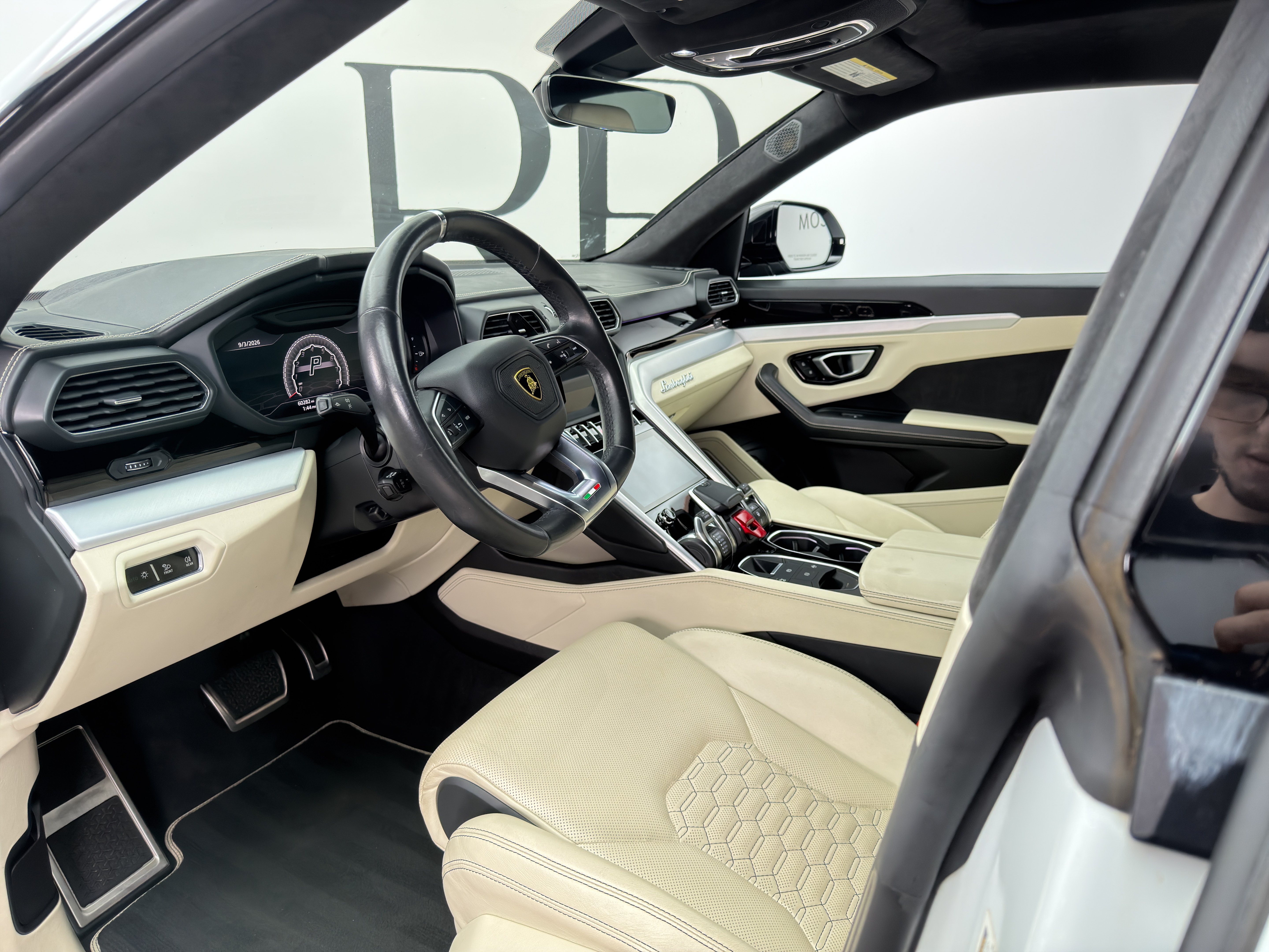 Used 2019 Lamborghini Urus AWD/4WD image 28