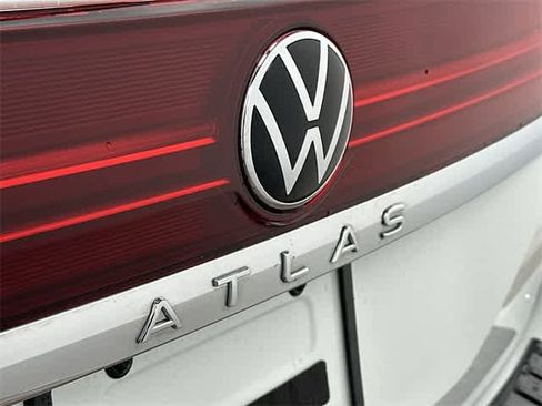Certified 2025 Volkswagen Atlas SE image 28