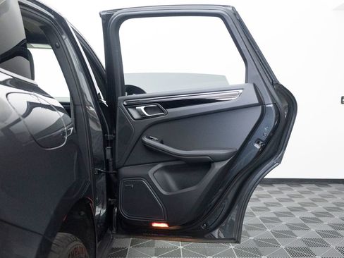 Certified 2025 Porsche Macan AWD/4WD image 34