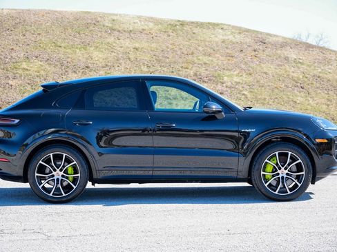 Certified 2025 Porsche Cayenne E-Hybrid Coupe image 13